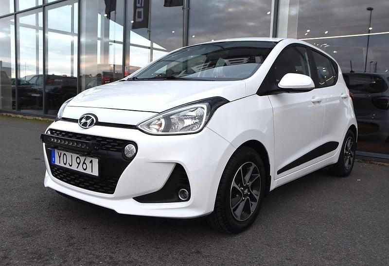 Vit Begagnad 2017 Hyundai i10 Premium Halvkombi | 89 000 kr (Lite dyr) - Bild 1/4