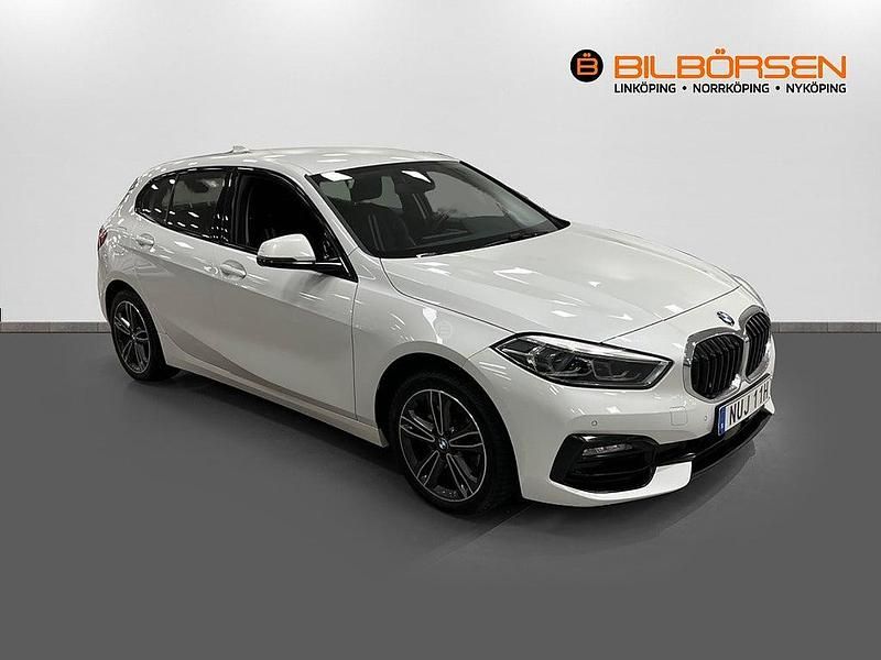 Begagnad BMW 118 Sport Line 136 HK (100 kW) 2021 Vit Halvkombi