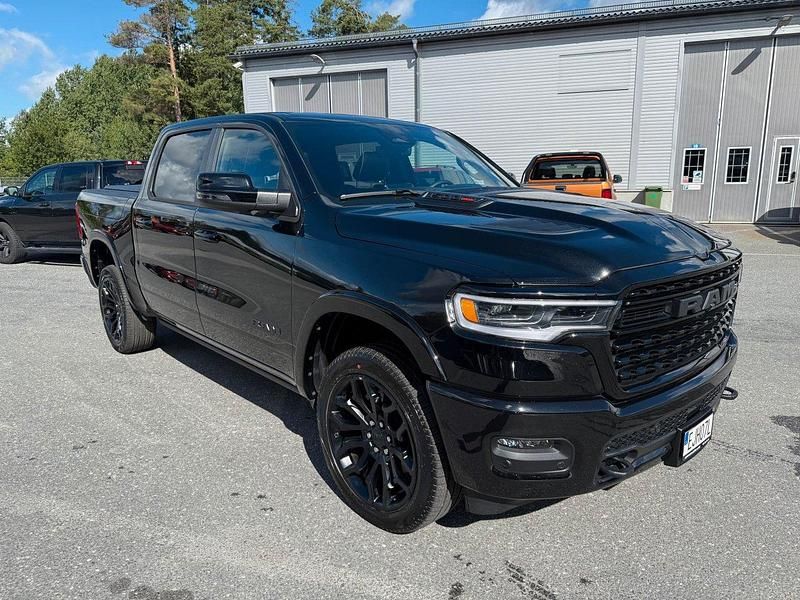 Svart Ny 2025 Dodge Ram Limited Pickup | 1 123 750 kr - Bild 1/4