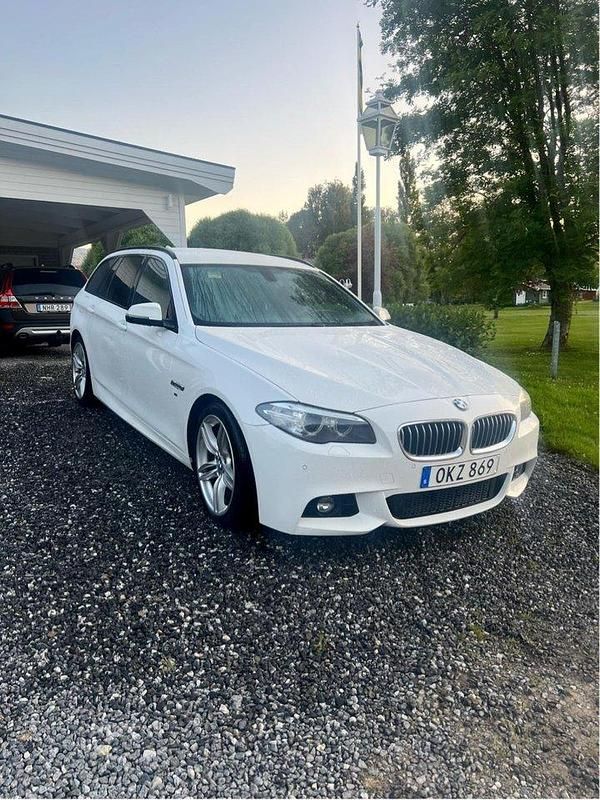 Vit Begagnad 2017 BMW 520 M Sport Kombi | 180 000 kr (Superpris) - Bild 1/4