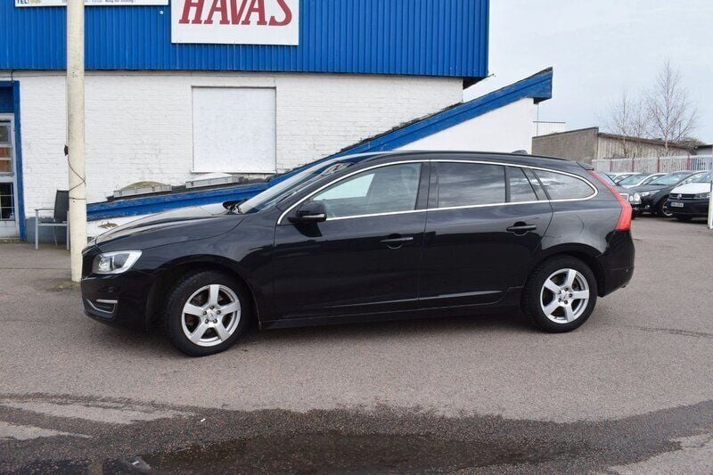 Svart Begagnad 2015 Volvo V60 Momentum Kombi | 129 500 kr (Superpris) - Bild 1/4