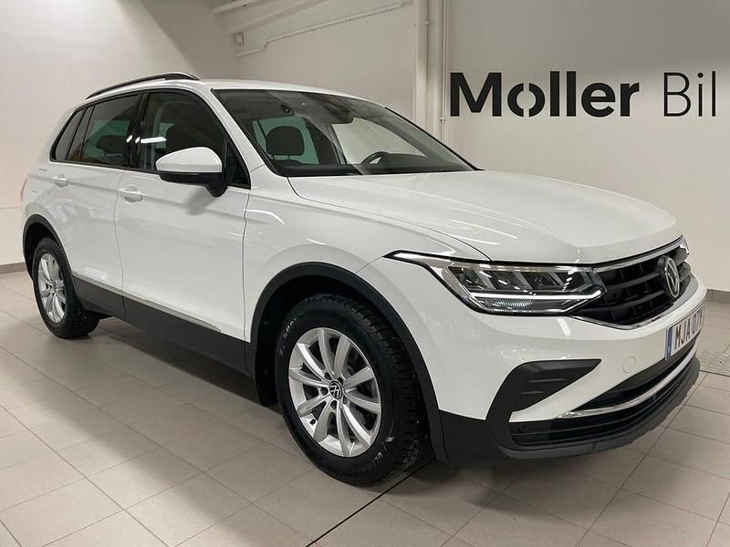 Vit Begagnad 2023 VW Tiguan SUV | 318 000 kr (Bra pris) - Bild 1/3