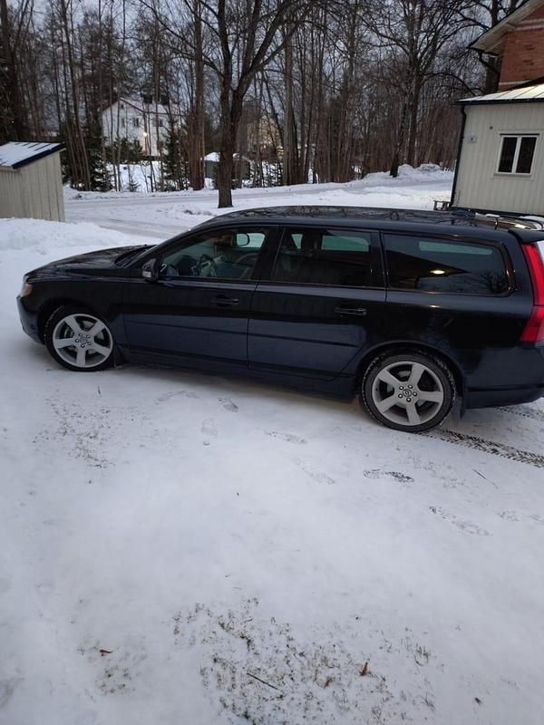 Begagnad 2011 Volvo V70 R-Design Kombi | 120 000 kr (Dyr) - Bild 1/4
