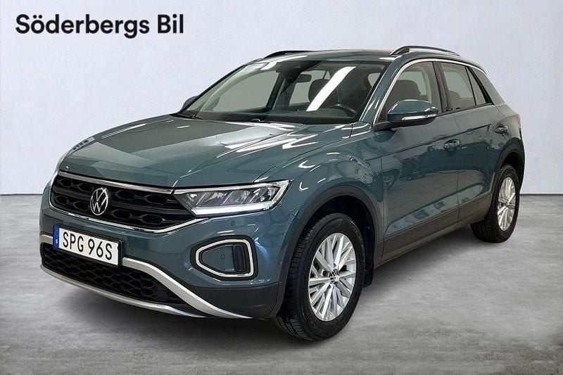 Mörkblå Begagnad 2022 VW T-Roc Life SUV | 224 500 kr (Marknadspris) - Bild 1/4