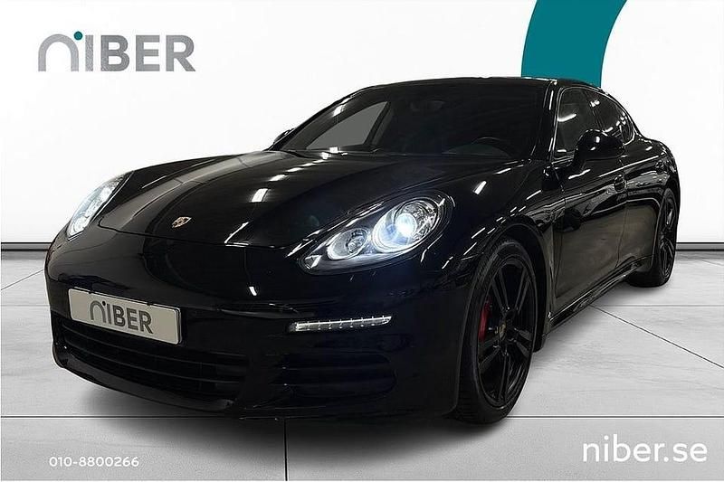 Svart Begagnad 2014 Porsche Panamera 4 Sport Sedan | 329 900 kr (Marknadspris) - Bild 1/4
