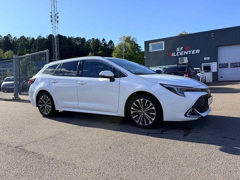 Vit Begagnad 2024 Toyota Corolla Style Kombi | 249 900 kr (Bra pris) - Bild 1/4