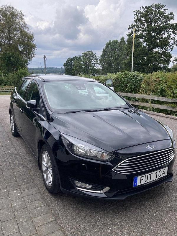 Svart Begagnad 2016 Ford Focus Titanium Kombi | 74 000 kr (Superpris) - Bild 1/2