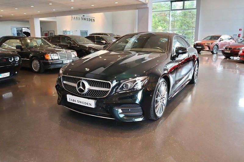 Grön Begagnad 2017 Mercedes E200 AMG line Sportkupé | 389 900 kr (Marknadspris) - Bild 1/4