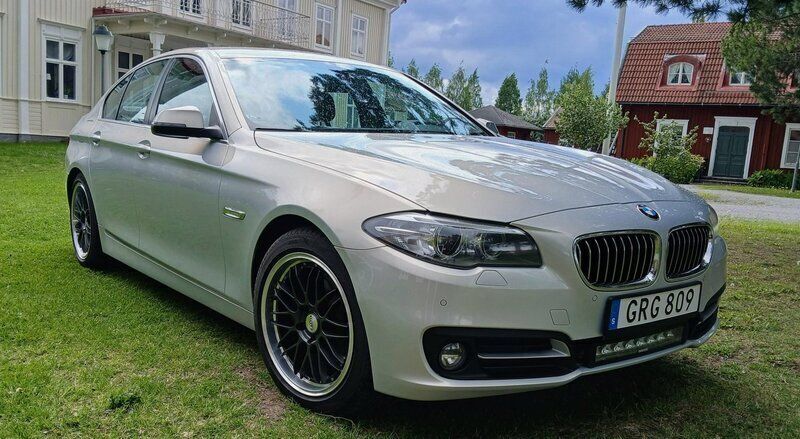 Brun Begagnad 2014 BMW 520 Sedan | 148 000 kr (Marknadspris) - Bild 1/4