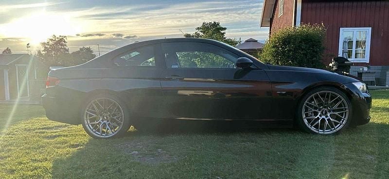 Begagnad BMW 335 Sport Line 306 HK (225 kW) 2007 Svart Sportkupé