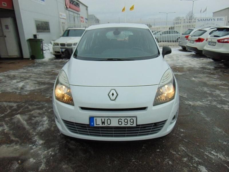 Begagnad Renault Grand Scénic III Bose Edition 131 HK (96 kW) 2011 Vit Minibuss