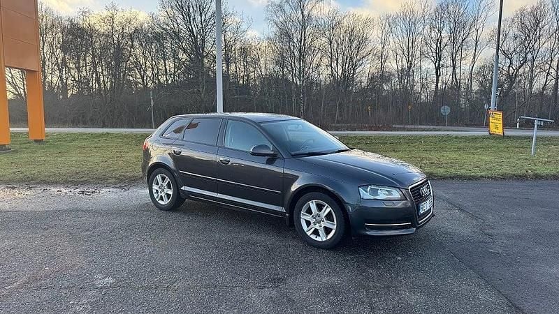 Grå Begagnad 2011 Audi A3 Sportback Attraction Halvkombi | 49 800 kr (Marknadspris) - Bild 1/4