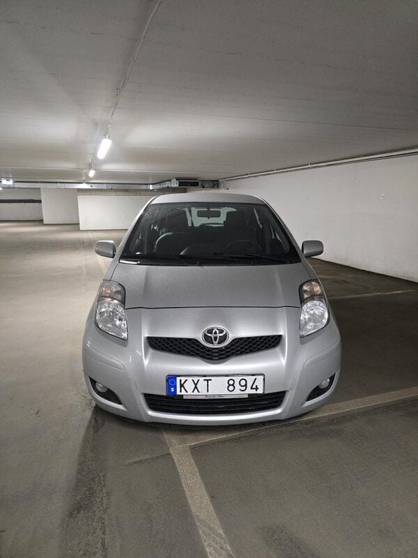 Silver Begagnad 2010 Toyota Yaris Halvkombi | 75 000 kr (Lite dyr) - Bild 1/4