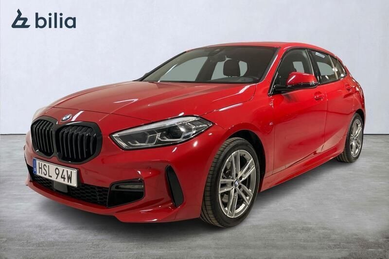 Röd Begagnad 2024 BMW 118 M Sport Halvkombi | 308 900 kr (Lite dyr) - Bild 1/4
