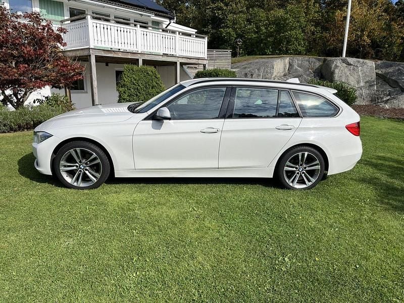 Vit Begagnad 2015 BMW 320 Sport Line Kombi | 162 000 kr (Marknadspris) - Bild 1/4