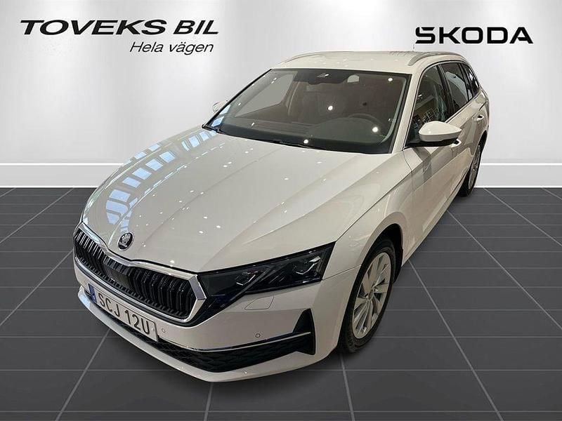 Vit (candy white) Ny 2025 Skoda Octavia Selection Kombi | 359 900 kr (Marknadspris) - Bild 1/4