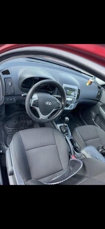 Röd Begagnad 2011 Hyundai i30 Halvkombi | 30 000 kr (Marknadspris) - Bild 1/4