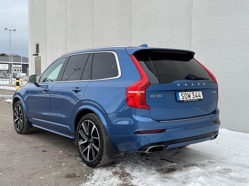 Begagnad Volvo XC90 R-Design 320 HK (235 kW) 2017 Burstimg blåmetalic SUV