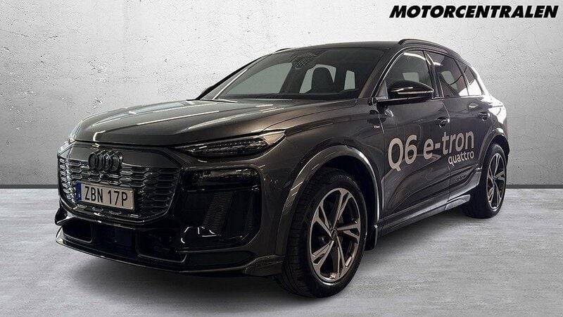 Grå Begagnad 2025 Audi Q6 e-tron S-Line SUV | 869 000 kr - Bild 1/4
