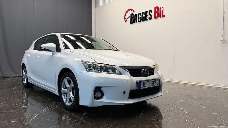 Vit Begagnad 2011 Lexus CT200h Executive Line Halvkombi | 89 900 kr (Marknadspris) - Bild 1/4