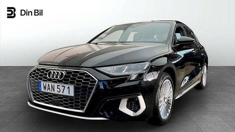 Svart Begagnad 2023 Audi A3 Sportback Advanced Plus Halvkombi | 299 000 kr (Lite dyr) - Bild 1/4