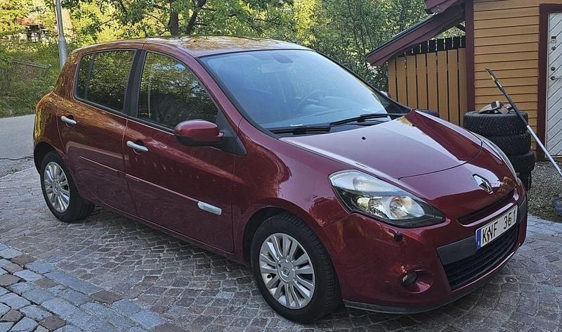Röd Begagnad 2010 Renault Clio R.S. Halvkombi | 23 000 kr (Bra pris) - Bild 1/4