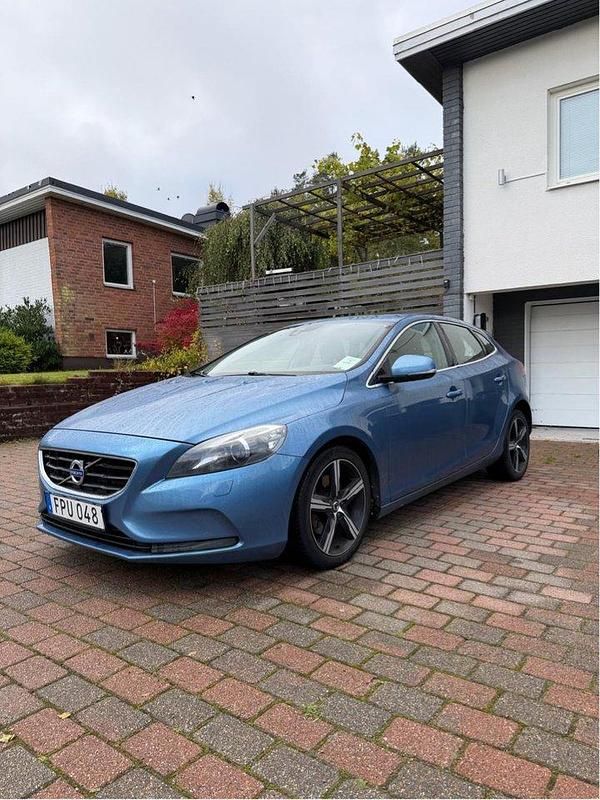 Blå Begagnad 2015 Volvo V40 Kombi | 119 900 kr (Marknadspris) - Bild 1/4