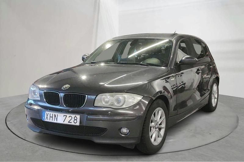 Grå Begagnad 2006 BMW 118 Advantage Halvkombi | 55 000 kr (Marknadspris) - Bild 1/4
