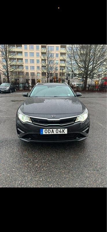 Grå Begagnad 2019 Kia Optima Hybrid Advance Sedan | 169 000 kr (Marknadspris) - Bild 1/3