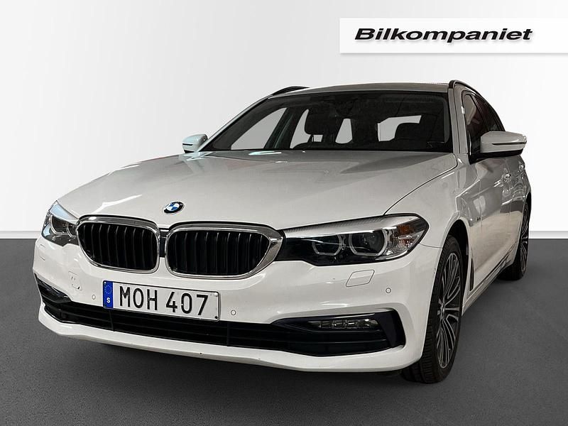 Vit Begagnad 2018 BMW 520 Sport Line Kombi | 229 000 kr (Marknadspris) - Bild 1/4