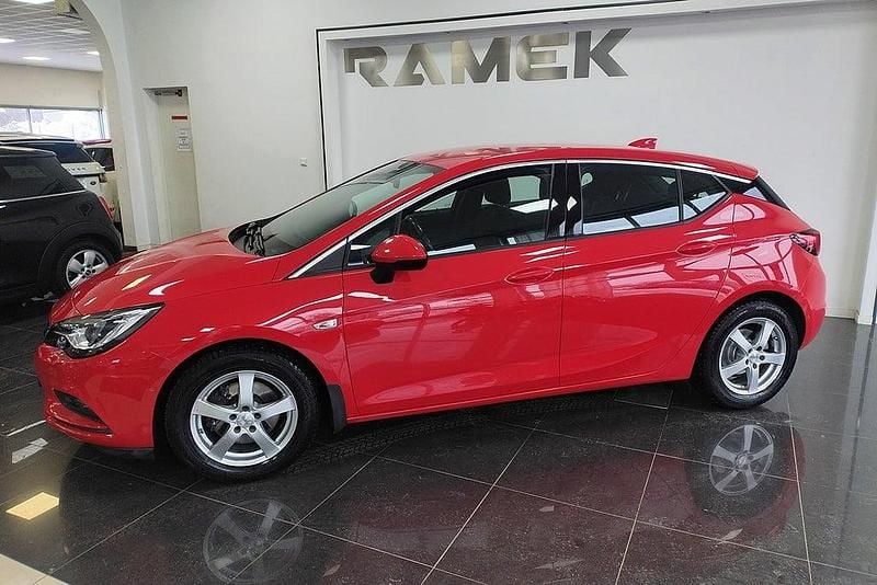 Begagnad Opel Astra Dynamic 200 HK (147 kW) 2018 Röd Halvkombi