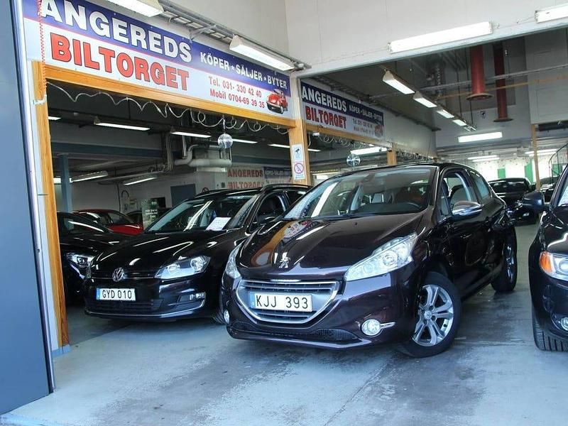 Svart Begagnad 2012 Peugeot 208 Halvkombi | 69 999 kr (Dyr) - Bild 1/4
