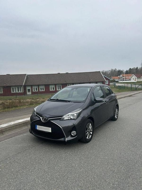 Grå Begagnad 2015 Toyota Yaris Active Halvkombi | 99 000 kr (Marknadspris) - Bild 1/4