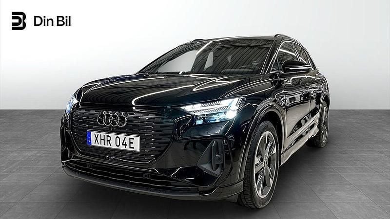 Svart Begagnad 2025 Audi Q4 e-tron S-Line SUV | 579 000 kr (Dyr) - Bild 1/4