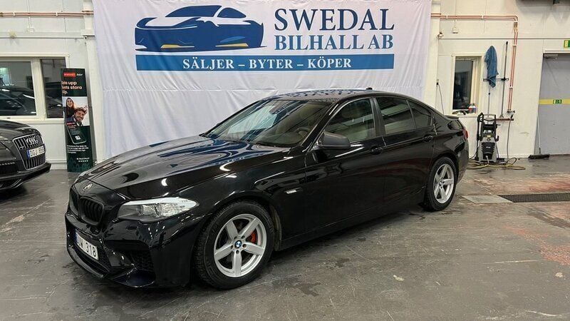 Svart Begagnad 2011 BMW 520 M Sport Sedan | 109 800 kr (Bra pris) - Bild 1/4