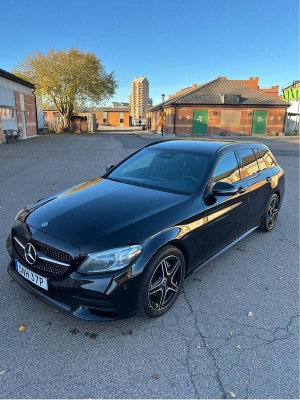Svart Begagnad 2020 Mercedes C220 AMG line Kombi | 299 000 kr (Marknadspris) - Bild 1/4