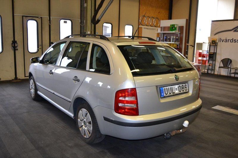 Begagnad Skoda Fabia 64 HK (47 kW) 2003 Silver Halvkombi