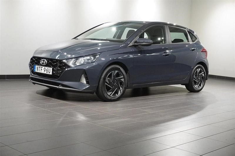 Grå Begagnad 2023 Hyundai i20 Essential Halvkombi | 209 900 kr (Marknadspris) - Bild 1/4