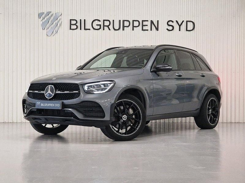 Grå Begagnad 2022 Mercedes GLC300e AMG SUV | 329 900 kr (Lite dyr) - Bild 1/4