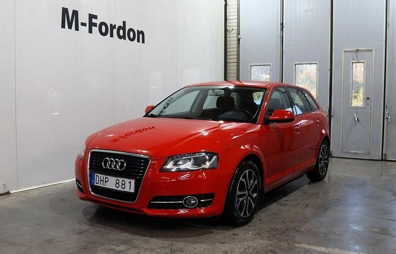 Röd Begagnad 2010 Audi A3 Sportback Comfort Halvkombi | 74 900 kr (Marknadspris) - Bild 1/4