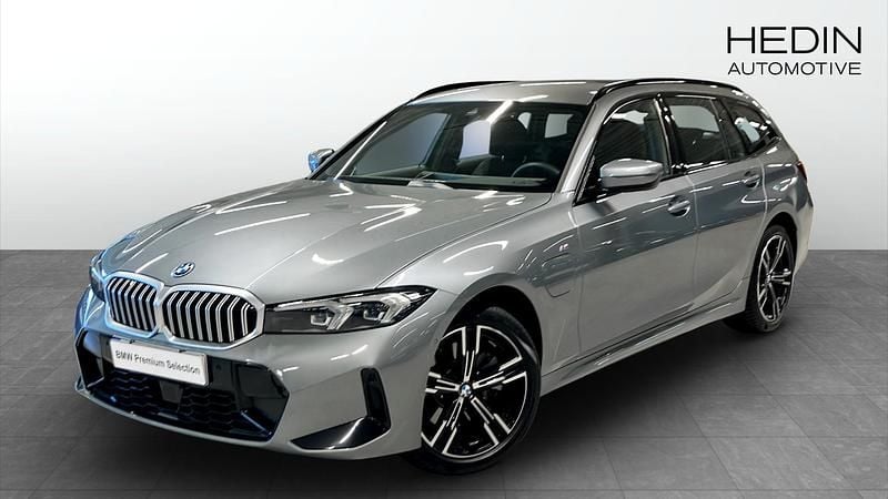 Grå (grey) Begagnad 2024 BMW 330e M Sport Kombi | 548 700 kr (Dyr) - Bild 1/4