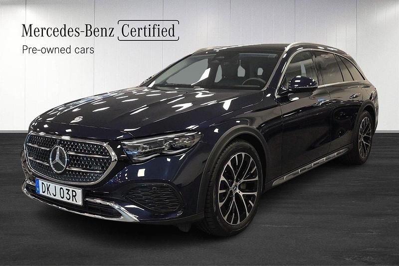 Mörkblå (nautiskblå metallic) Begagnad 2024 Mercedes E300 Kombi | 739 000 kr (Dyr) - Bild 1/4