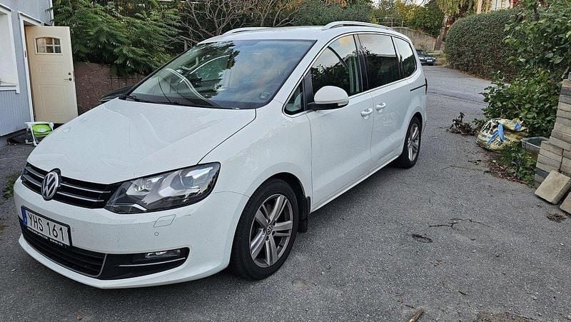 Vit Begagnad 2017 VW Sharan Minibuss | 179 000 kr (Bra pris) - Bild 1/4