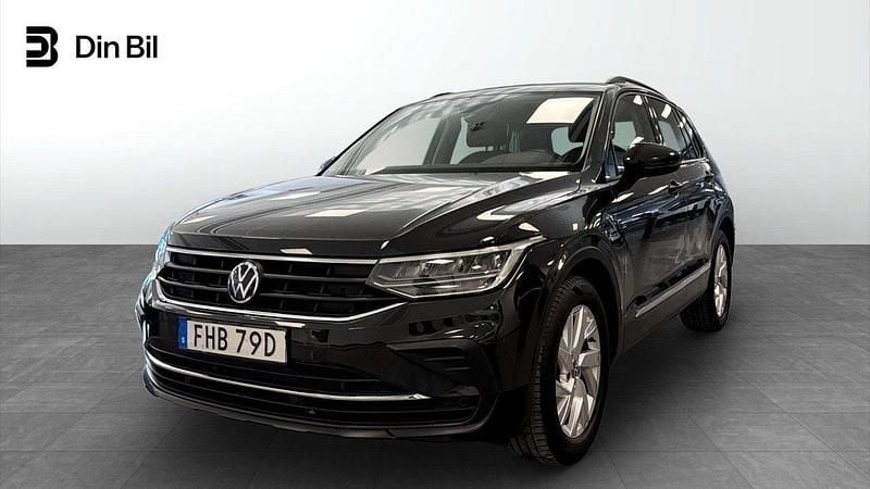 Grå Begagnad 2022 VW Tiguan Life SUV | 299 900 kr (Marknadspris) - Bild 1/4