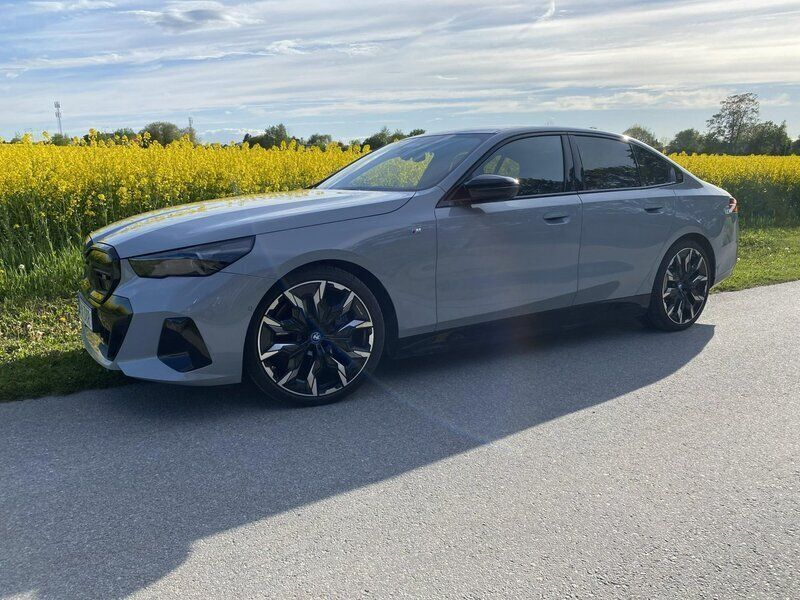 Grå Begagnad 2024 BMW i5 Comfort Edition Sedan | 875 000 kr - Bild 1/3