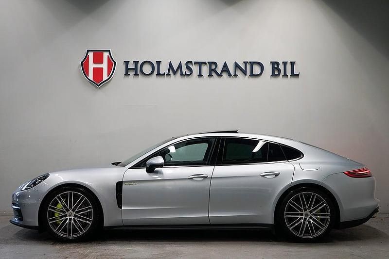 Silver Begagnad 2018 Porsche Panamera 4 Sedan | 639 900 kr (Marknadspris) - Bild 1/4