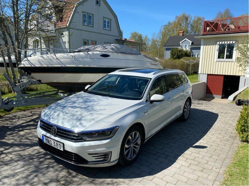 Vit Begagnad 2018 VW Passat GTE Kombi | 195 000 kr (Marknadspris) - Bild 1/3