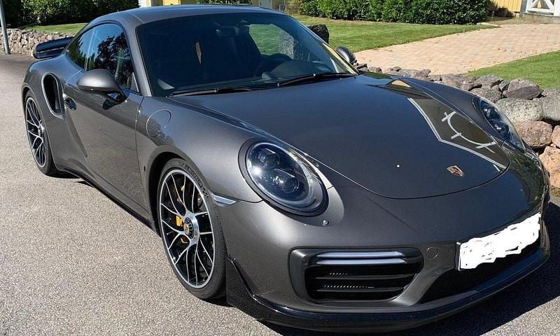 Grå Begagnad 2018 Porsche 911 Turbo S Sportkupé | 1 599 000 kr - Bild 1/4