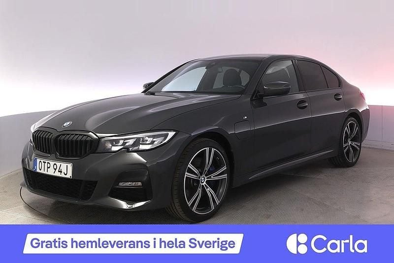 Grå Begagnad 2019 BMW 330e M Sport Sedan | 289 990 kr (Marknadspris) - Bild 1/4