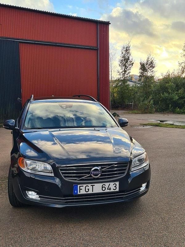 Grå Begagnad 2014 Volvo V70 Momentum Kombi | 139 000 kr (Marknadspris) - Bild 1/4